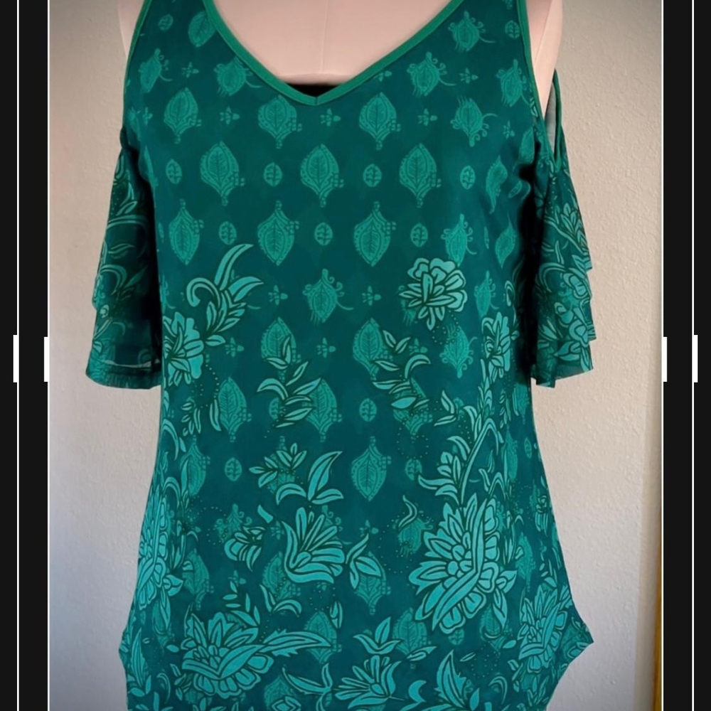 NWT, LOMON, Emerald Green Blouse with Cut Out Sholder. Size:S. Will Fit Also M&L